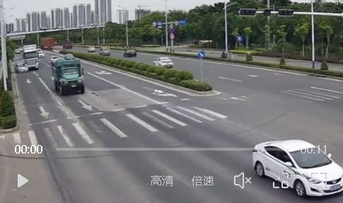 事发北海大道！大货车违规变道，小车遭推行挤压！