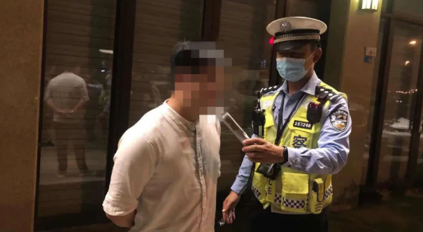 儿子酒驾被查，父亲急忙赶到，交警蜀黍：咦？你也来吹一下……